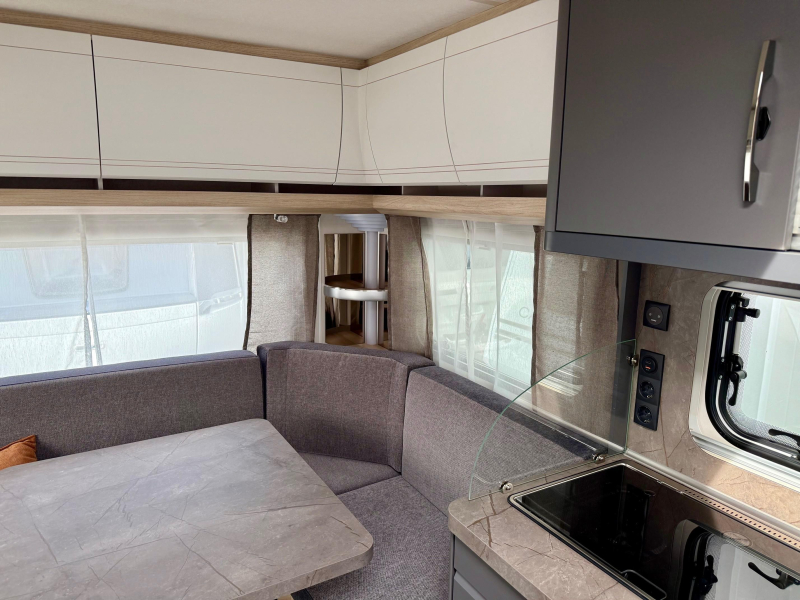 Hobby De Luxe 460 UFE Frans bed & rondzit!  foto: 14