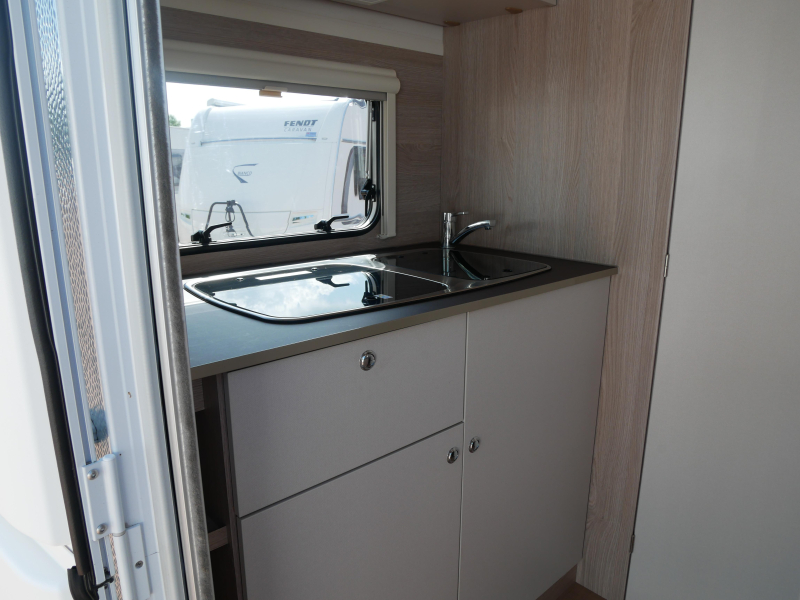 Bürstner Premio Life 425 TS Mover, voortent  foto: 4