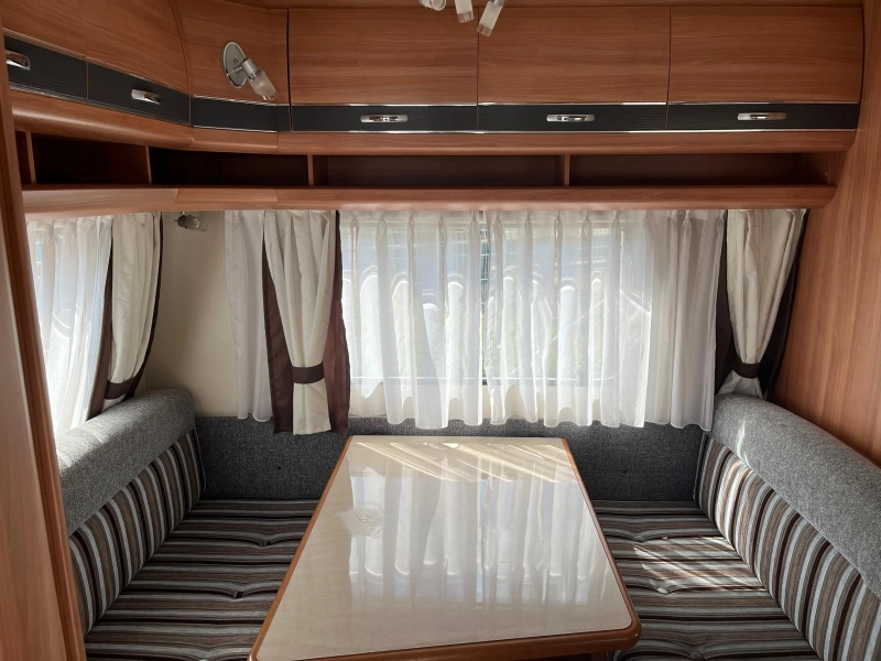 Hobby De Luxe 440 SF Dwars Bed 210CM MOV TENT  foto: 3