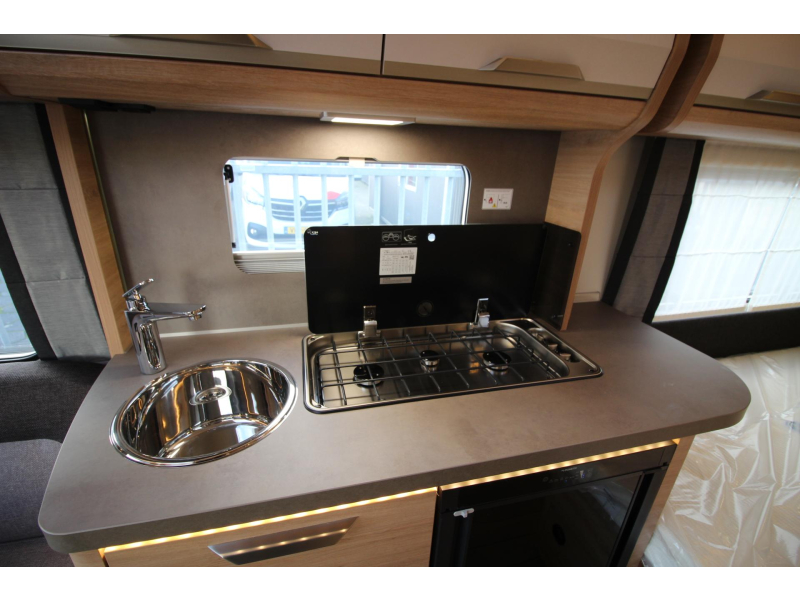 Knaus Sudwind Black Selection 450 FU Frans bed & rondzit!  foto: 16