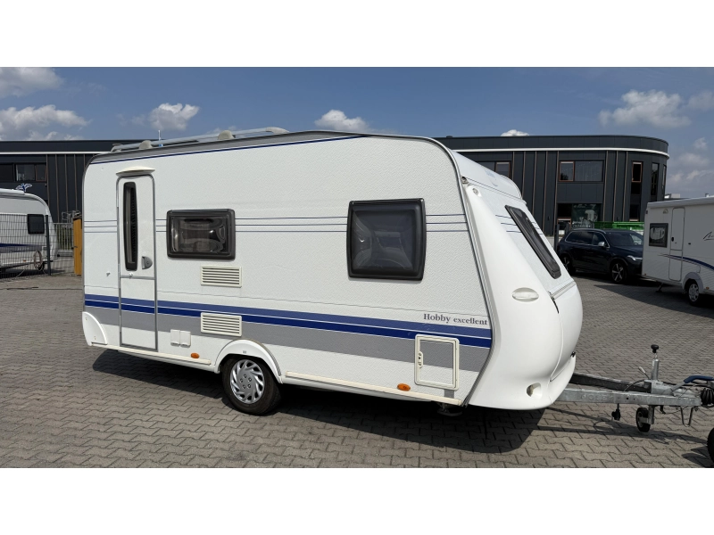 Hobby Excellent 410 SFE frans bed treinzit toilet 