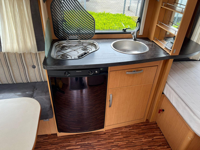 Hymer Sporting 465 | Volautomatische Mover | ZGAN Voortent | Lattenbodem | Ombouwbare Rondzit | Luifel | Fransbed | Fietsenrek foto: 9