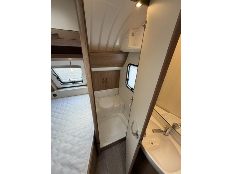 Hobby De Luxe 400 SFE Incl. Mover en Voortent  foto: 17