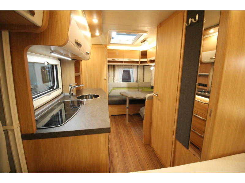 Knaus Sudwind Silver Selection 420 QD Mover Thule 6300 Voortent  foto: 9