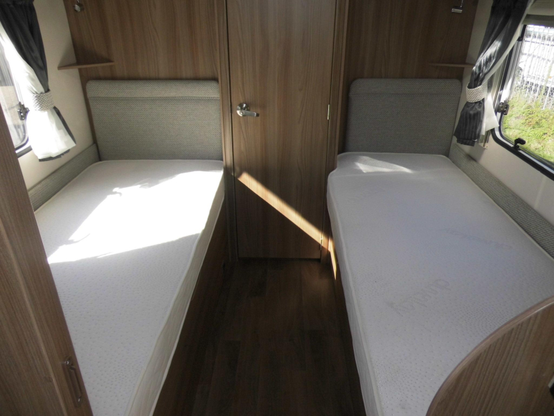 Sprite Cruzer 492 SR Mover en cassetteluifel! 