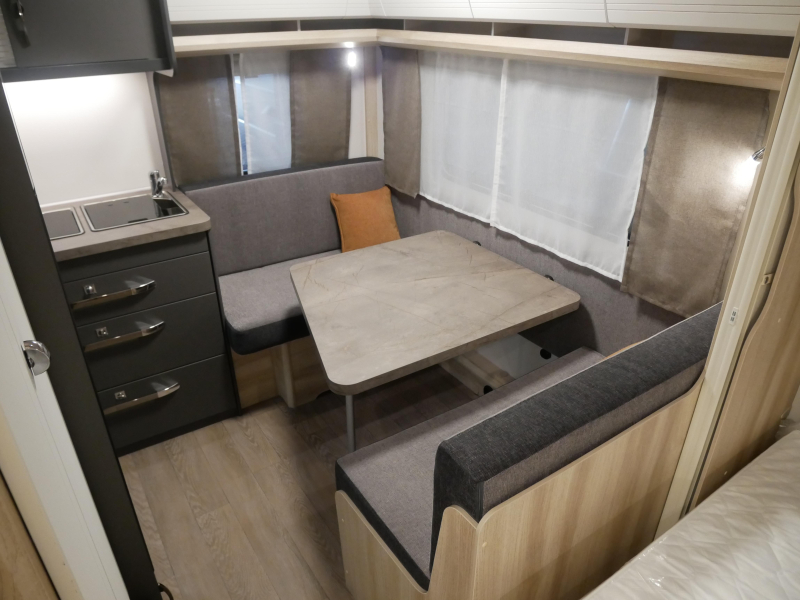 Hobby De Luxe 400 SFE Model 2027 