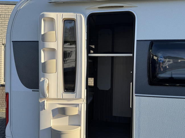 Hobby De Luxe 490 KMF met STAPELBED **6 Slaapplaatsen/Mover/1e eigenaar//Lichtmetalen velgen black/2x zonnepaneel/Autark/Nette caravan foto: 11