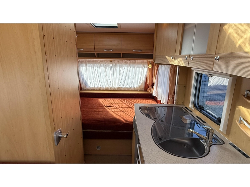 Dethleffs Camper 440 DB dwars bed zit toilet 