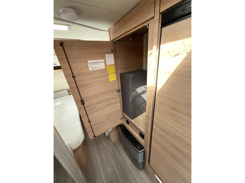 Knaus Sudwind Black Selection 540 UE ENKELE BEDDEN-XL KOELKAST  foto: 12