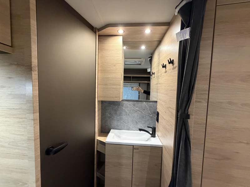 Weinsberg CaraOne Edition HOT 450 FU fransbed / rondzit  foto: 13