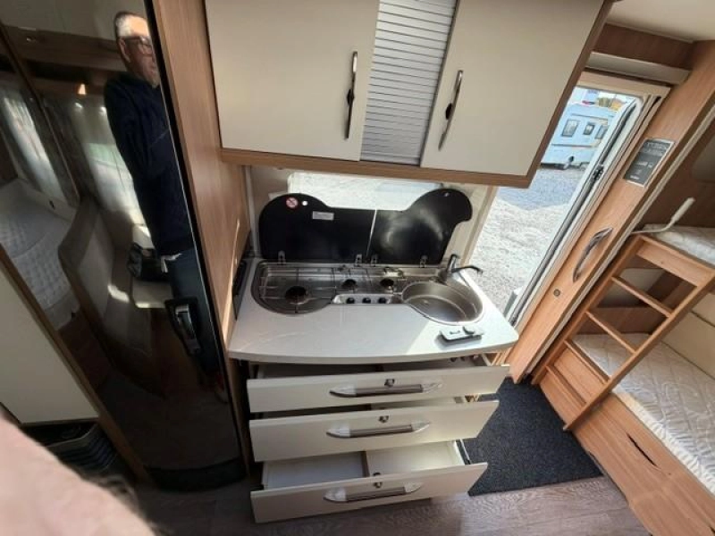 Hobby De Luxe 490 KMF stapelbed zeer compleet  foto: 22