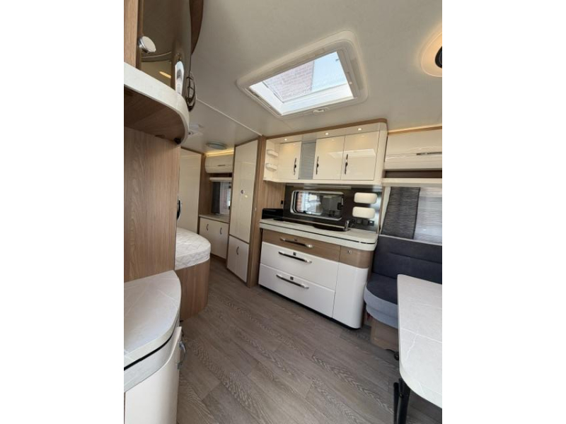Hobby Excellent 560 WFU Incl. Mover en Luifel  foto: 12