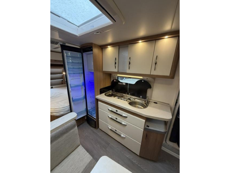 Hobby De Luxe 540 KMFE 3 stapelbed Mover Airco  foto: 16
