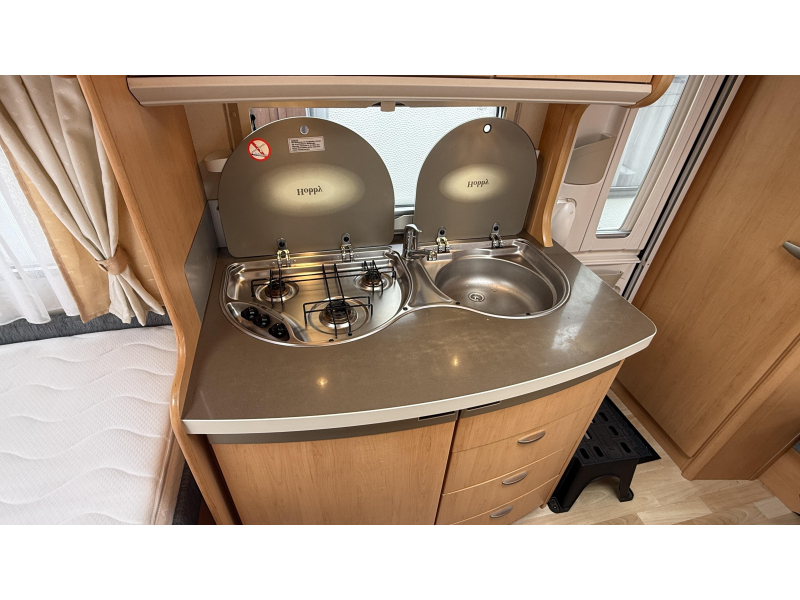 Hobby De Luxe 400 SF treinzit vast bed toilet  foto: 5