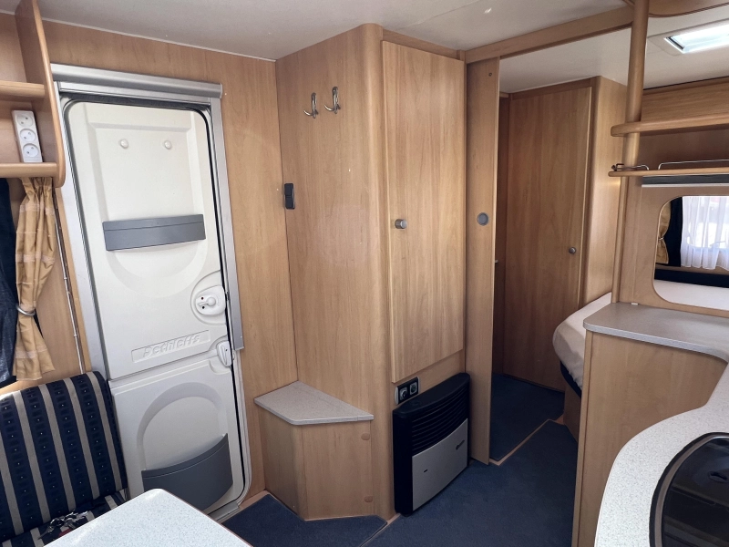 Dethleffs Camper 450 DB frans bed rondzit toilet  foto: 8