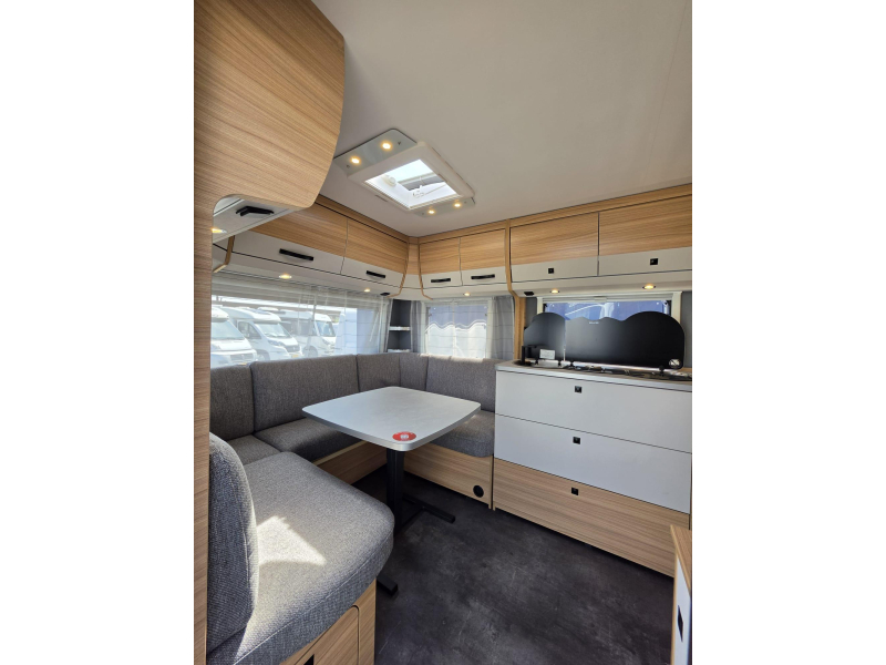 Dethleffs Summer Edition 470 FR Rondzit, Frans bed 