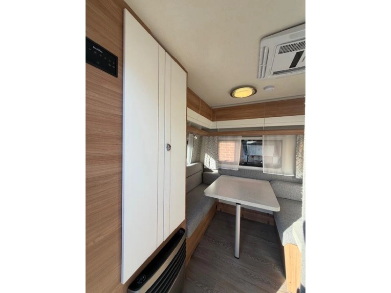 Hobby De Luxe 440 SF Incl. Airco en Voortent  foto: 9