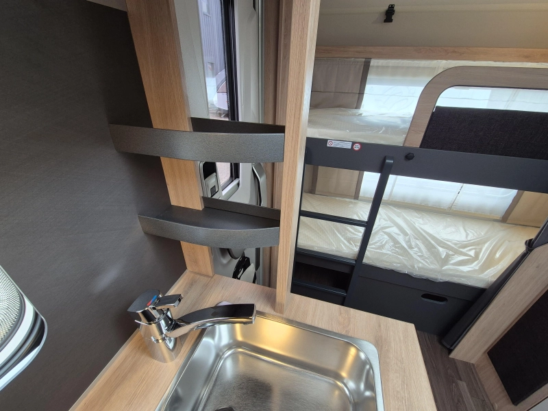 Knaus Sport Platinum 500 QDK Stapelbed en garagedeur  foto: 11