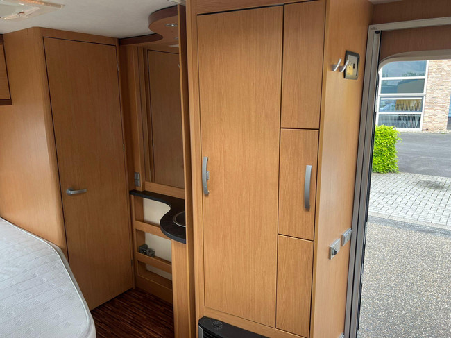 Hymer Sporting 465 | Volautomatische Mover | ZGAN Voortent | Lattenbodem | Ombouwbare Rondzit | Luifel | Fransbed | Fietsenrek foto: 23