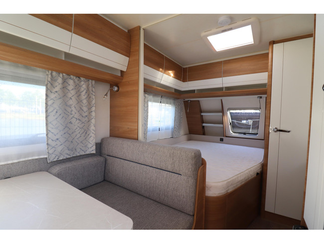 Hobby De Luxe 400 SFE Mover / Voortent foto: 10