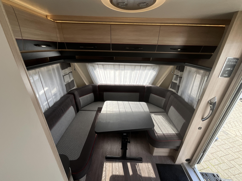 Hobby De Luxe Edition 460 LU ENKELE BEDDEN-MOVER 