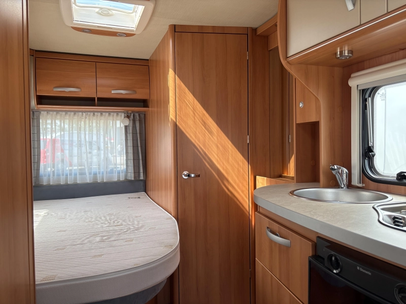 Eriba Nova Light 465 luifel mover hordeur  foto: 4