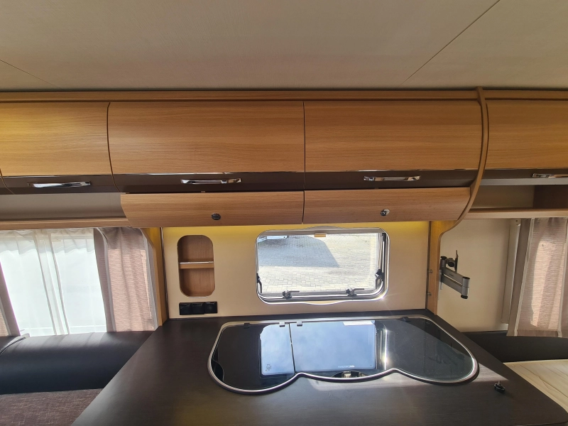 LMC Passion 440 D Voortent en mover  foto: 9