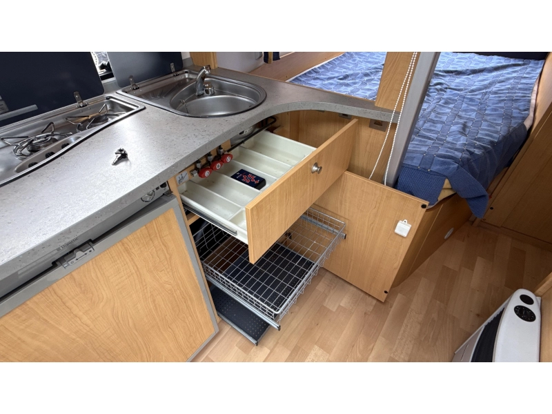 Knaus Sudwind 450 FU frans bed rondzit toilet  foto: 6