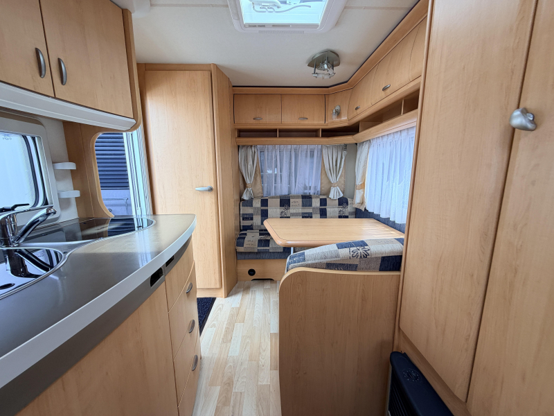 Hobby De Luxe 400 SF Voortent, Zitje Dwarsbed  foto: 9