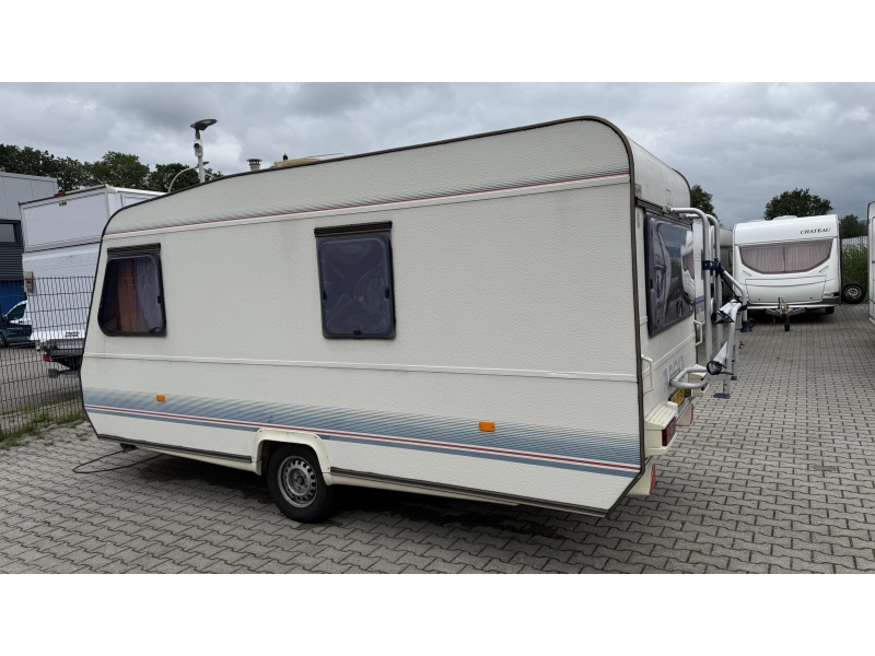 Adria Optima 425 TK vast bed zit toiletruimte  foto: 13