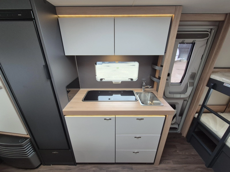 Knaus Sport Platinum 500 QDK Stapelbed en garagedeur  foto: 9