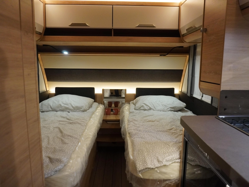 Knaus Sudwind Black Selection 460 EU ENKELE BEDDEN  foto: 1