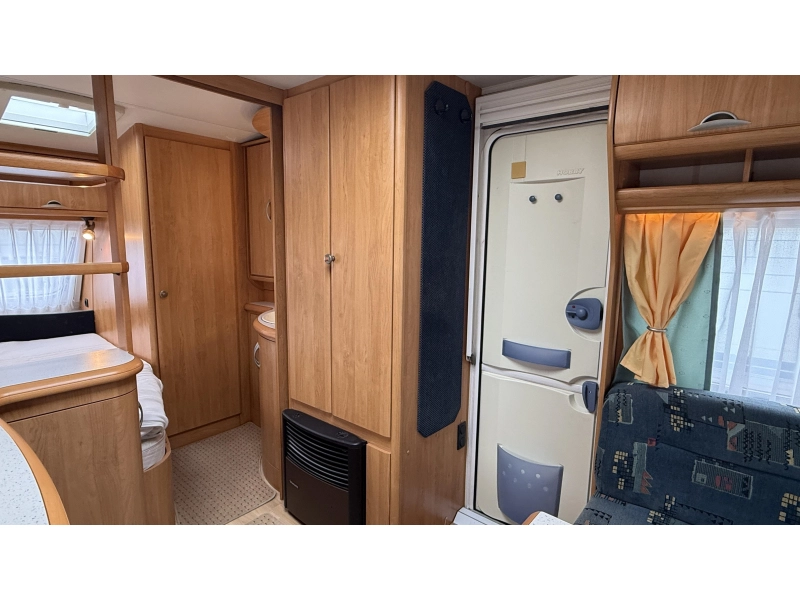 Hobby Excellent Easy 460 UFE frans bed rondzit toilet  foto: 7