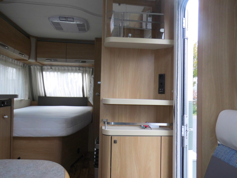 Knaus Sudwind 450 FU Mover en cassetteluifel!  foto: 10