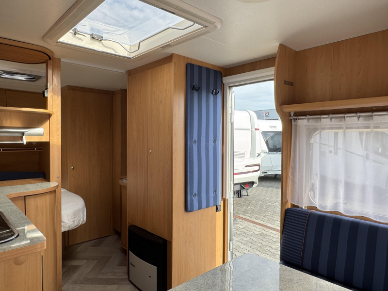 Bürstner Ventana 460 TS - Mover - Voortent  foto: 12