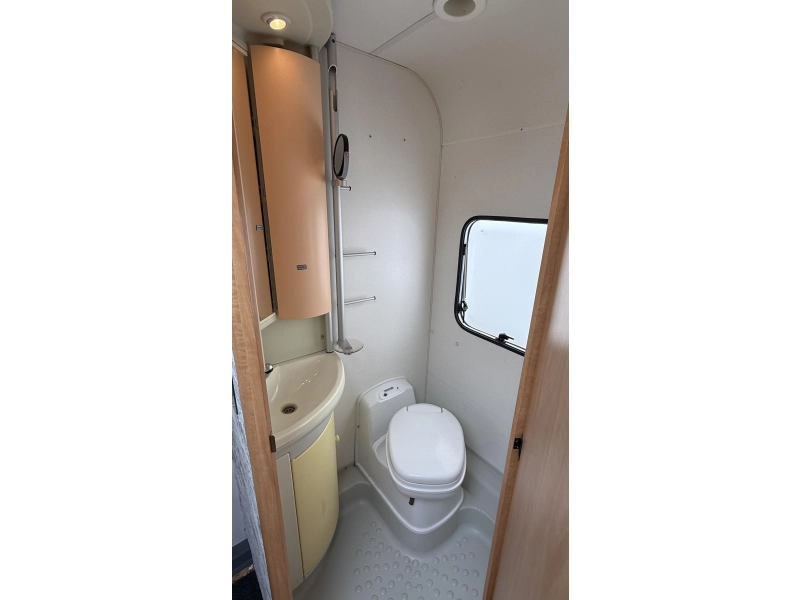 Bürstner Ventana Avantgarde 420 TN treinzit vast bed toilet  foto: 3