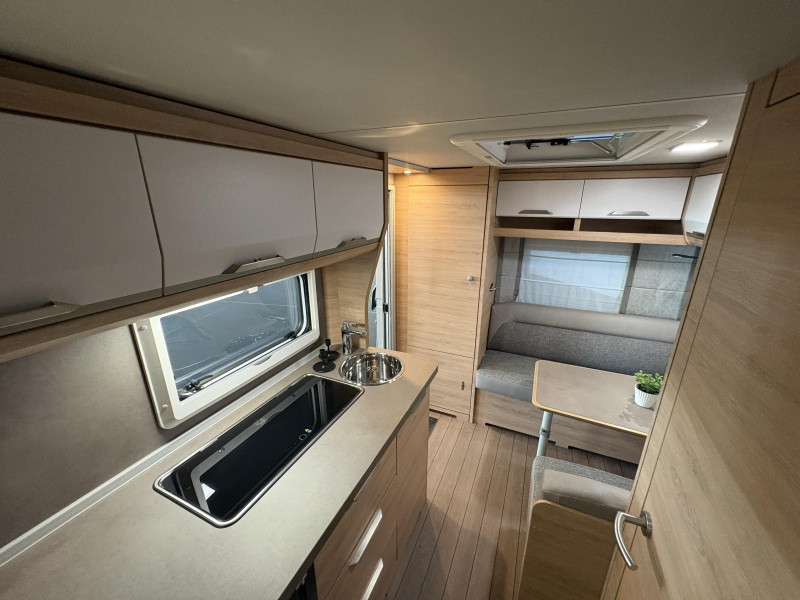 Knaus Sudwind 420 QD dwarsbed / treinzit  foto: 12