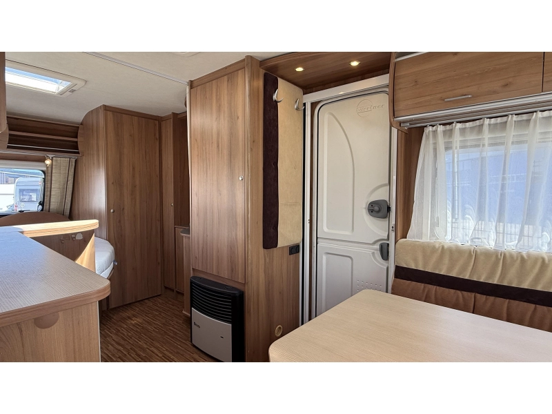 Bürstner Averso 460 TS frans bed rondzit toilet  foto: 7