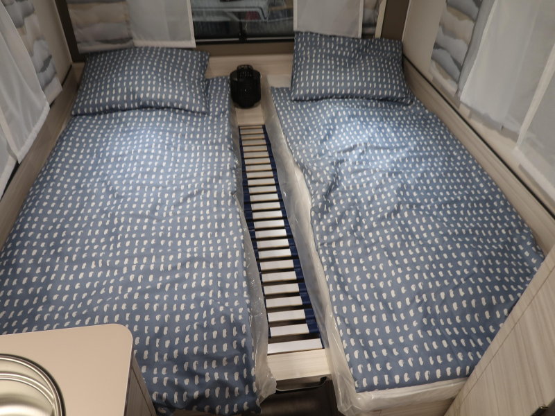 Dethleffs C'Joy 460 LE ENKELE BEDDEN, LICHTGEW.  foto: 19