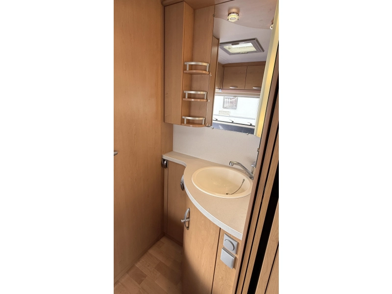 Knaus Sudwind 500 FU frans bed rondzit toilet  foto: 11