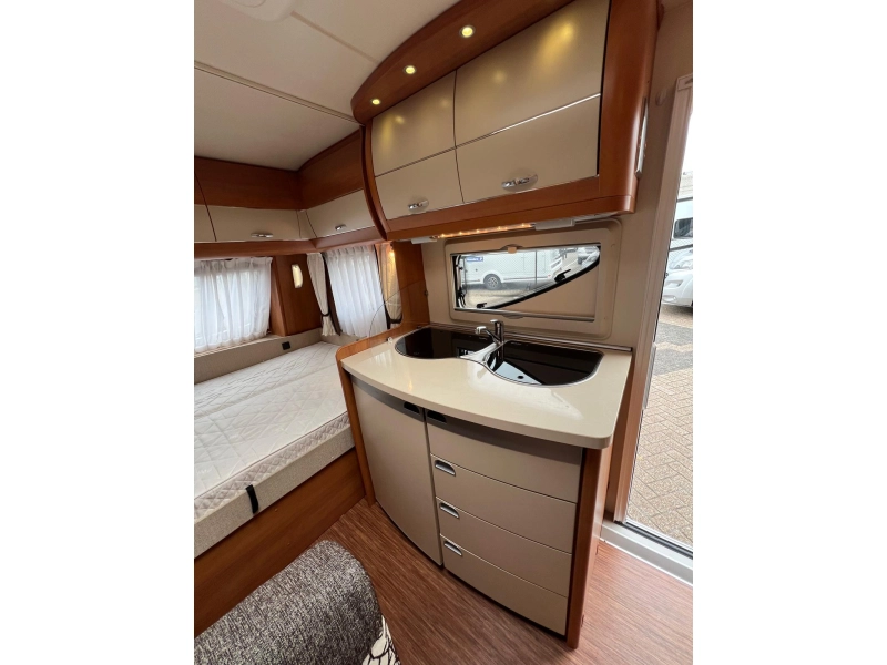 Hobby La Vita 400 SF Mover, Tent, Fietsenrek  foto: 13