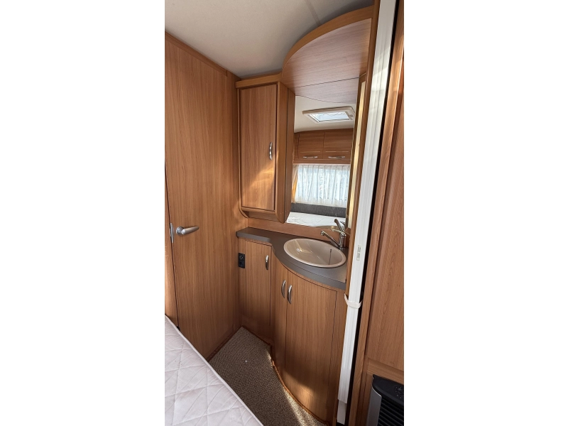 Hobby De Luxe 460 UFE frans bed rondzit toilet  foto: 10