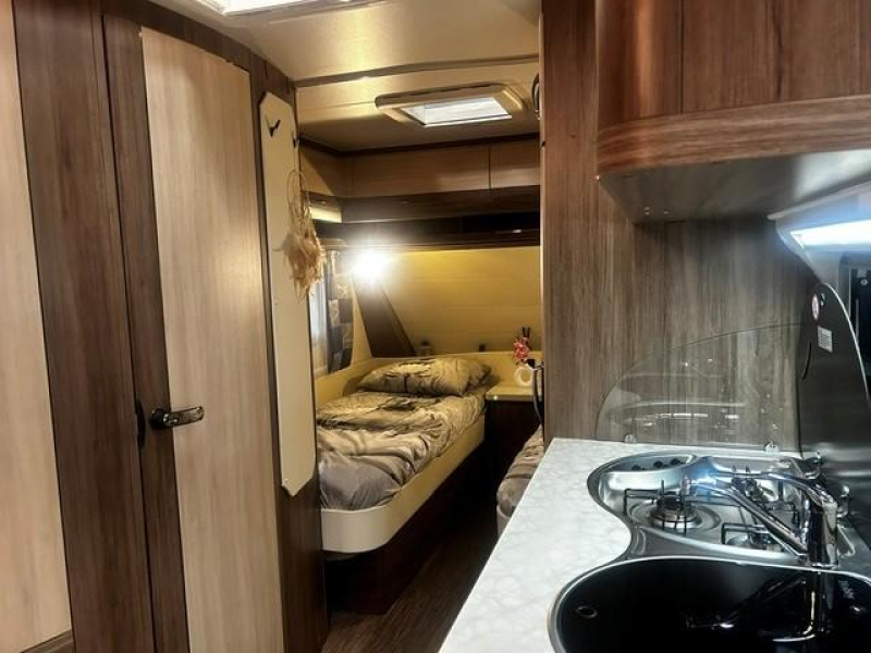 Hobby De Luxe 495 UL mover, voortent  foto: 11