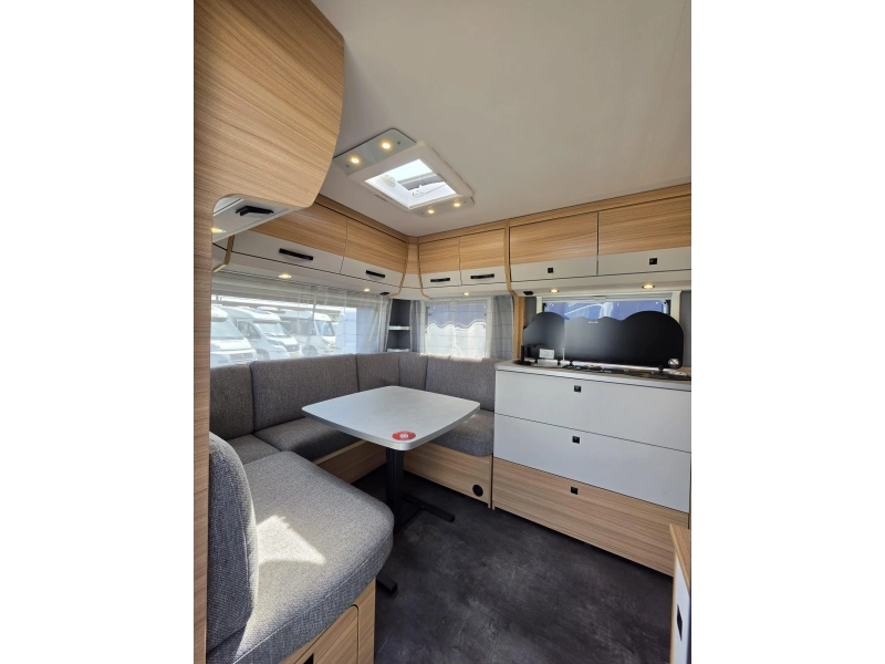 Dethleffs Summer Edition 470 FR Rondzit, Frans bed 