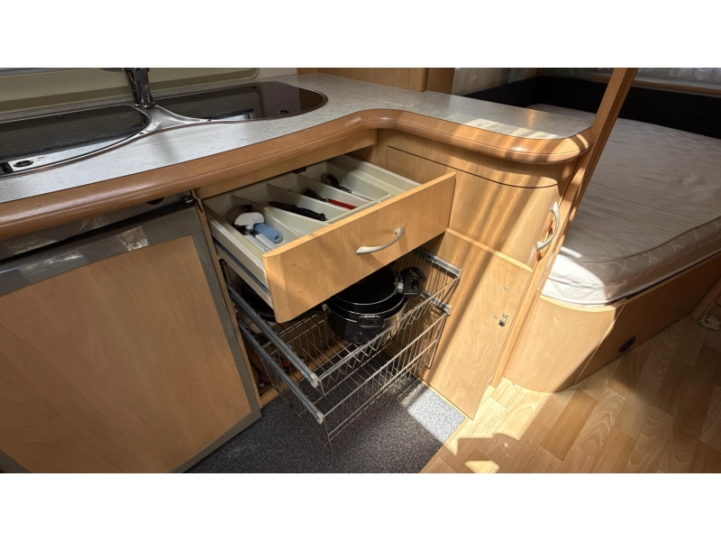 Hobby De luxe Easy 460 UFE frans bed rondzit toilet  foto: 6