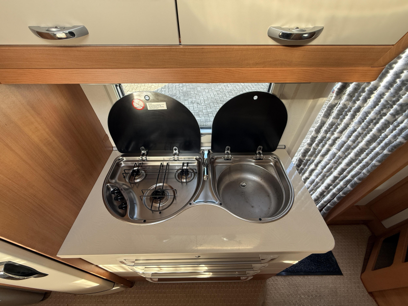 Hobby Excellent 490 KMF Unico voortent en luifel 