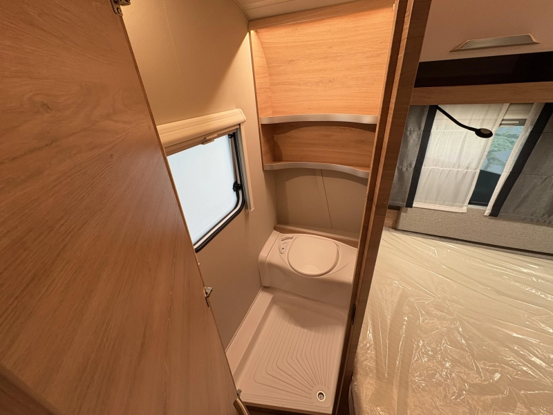 Knaus Sudwind Black Selection 500 PF kopkeuken / fransbed  foto: 13