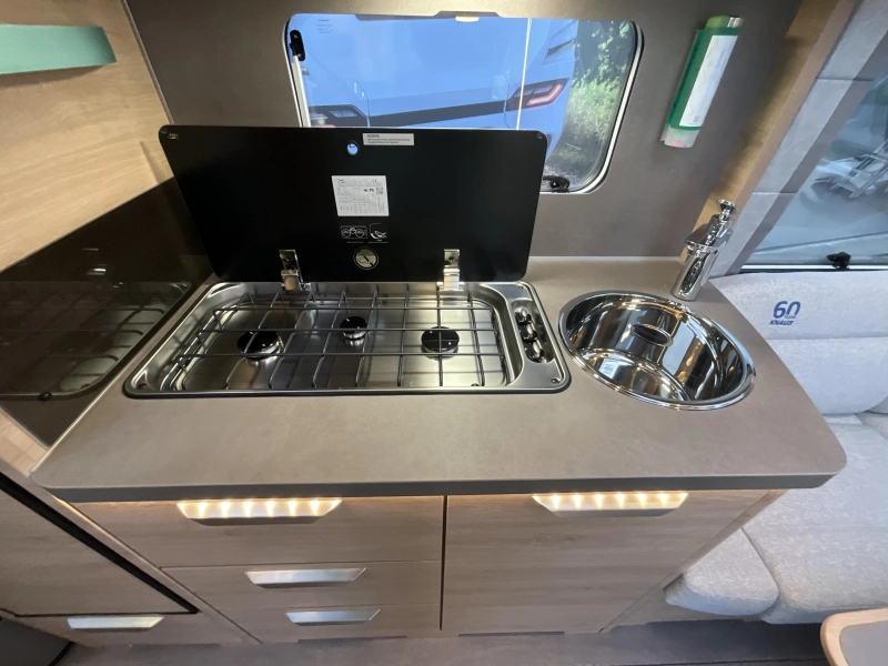 Knaus Sudwind Black Selection 540 UE ENKELE BEDDEN-XL KOELKAST  foto: 9