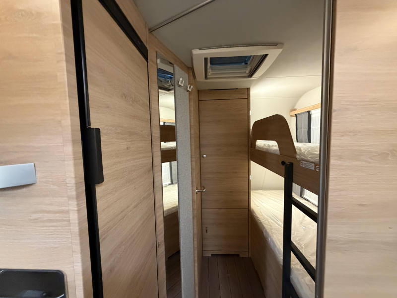 Knaus Sudwind Black Selection 500 QDK stapelbed / dwarsbed  foto: 15