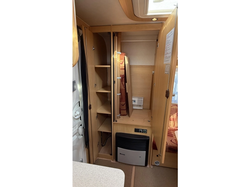 Dethleffs Camper 440 DB dwars bed zit toilet 